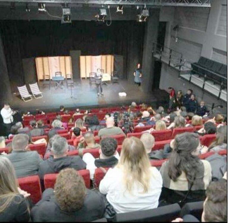 Gratë në konflikt me ligjin, aktore në skenë në shfaqjen “Shi në plazh” në “FemFest”