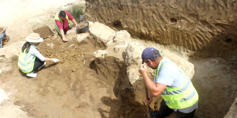 Zbulohet varri monumental në Amantia, specialistët po hartojnë dhe projekt restaurimi Julia Vrapi