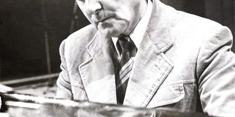 Orkestra e RTSH-së nën dirigjimin e Zhani Cikos në koncertin kushtuar Nikolla Zoraqit, në skenë dhe Tedi Papavrami