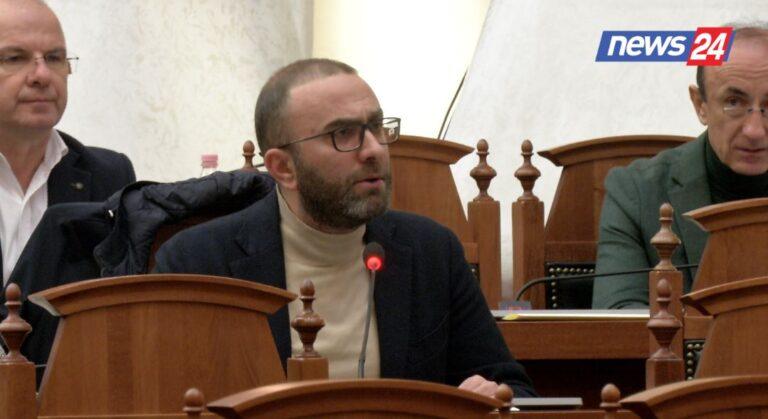 “Presidenti të shkarkojë rektorin e UBT që s’njeh Kushtetutë e ligj”, Bardhi ngre tonet në seancë