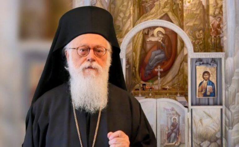 Sot 40 ditë nga vdekja e kryepeshkopit Anastas. Lexohet testamenti: I fal të gjithë ata që e bënë udhëtimin tim më të vështirë