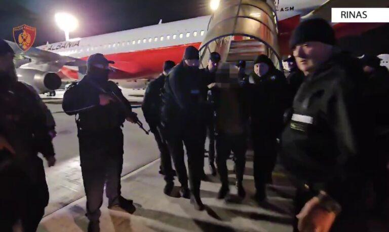 Momenti kur Lulzim Berisha zbret në Rinas me pranga në duar, efektivët e mbajnë për krahu