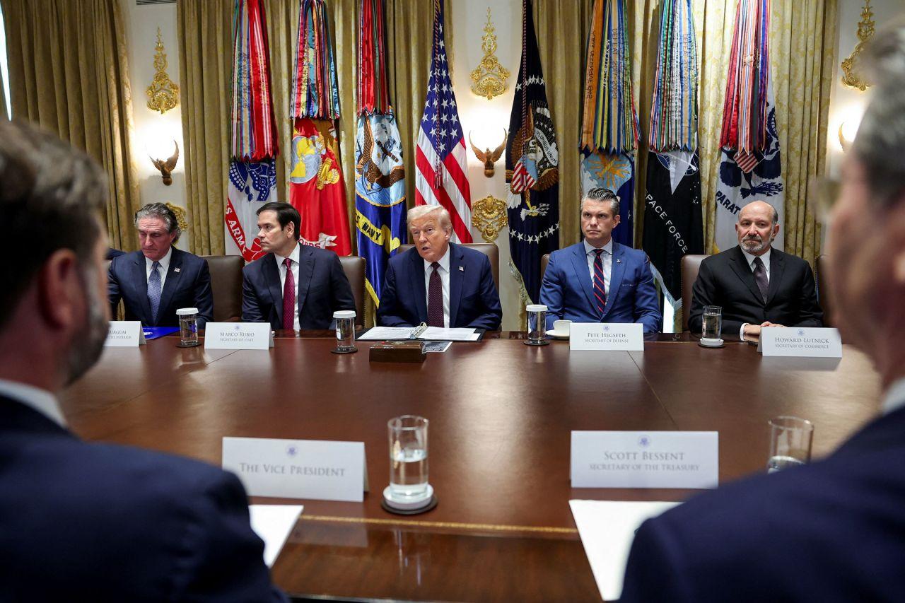 Mbledhja me anëtarët e kabinetit, Trump: Të vendoset dënimi me vdekje në Uashington. Harvardi të paguajë 500 mln dollarë!