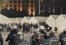 Beograd, protestuesit rrethojnë Parlamentin serb dhe kërkojnë dorëheqjen e Vuçiç