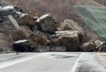 Shkëputet mali dhe bllokon rrugën/ U inagurua nga Balluku 2 muaj më parë