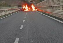 Grabitje spektakolare! Maskat i zënë pritë furgonit të blinduar brenda tunelit, marrin 2 mln euro