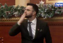 Shabani hyn “mes” fërshëllimave në Kuvend, betohet mes kaosit, “një puthje edhe për opozitën”