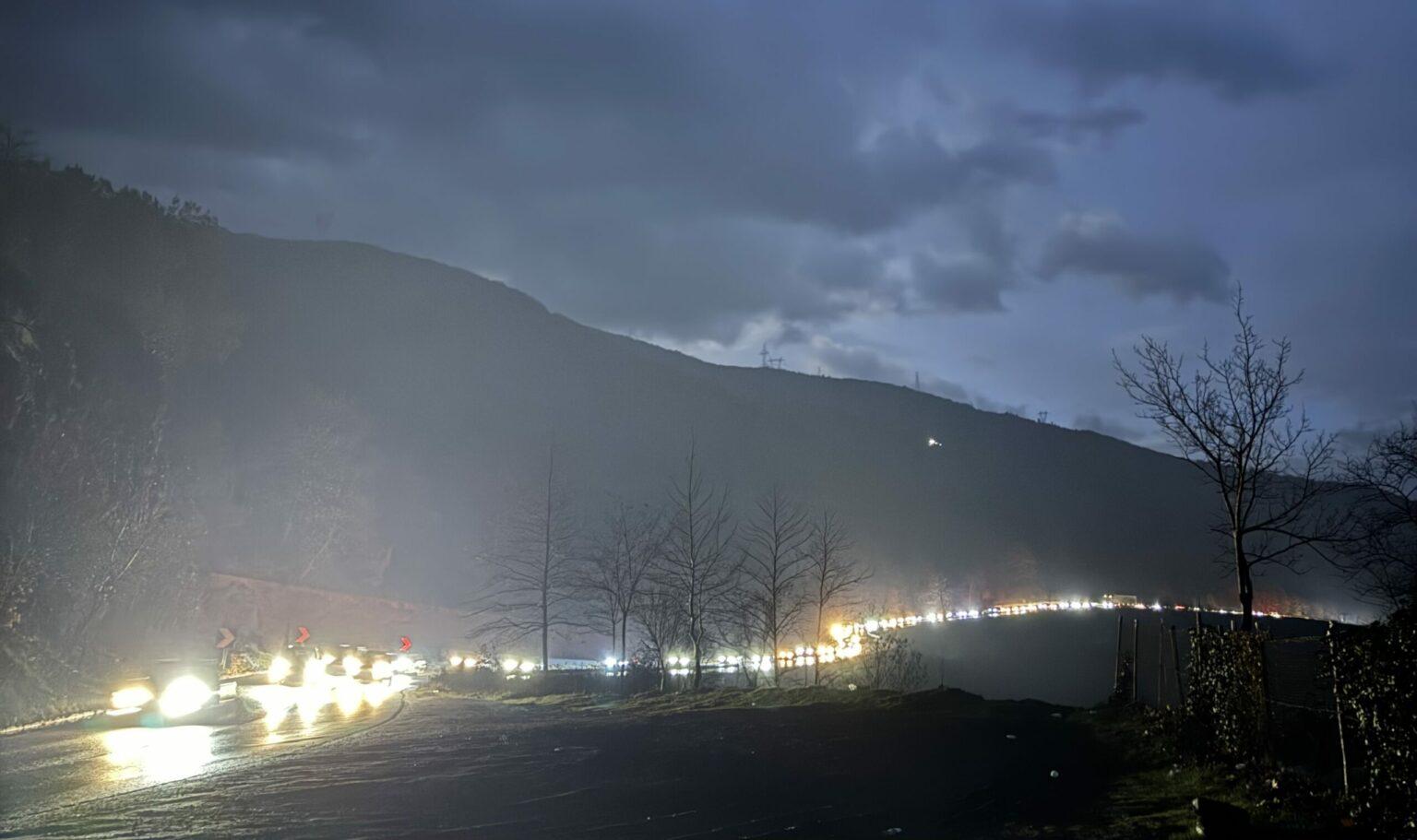 12 orë bllokim, mijëra qytetarë në të ftohtë/ Situatë alarmante nga trafiku në aksin Prrenjas-Elbasan