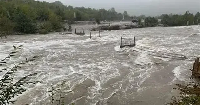 Reshjet e dendura të shiut vështirësojnë qarkullimin, Policia e Shtetit apel shoferëve për kujdes në rrugë: Akset ku devijohet lëvizja