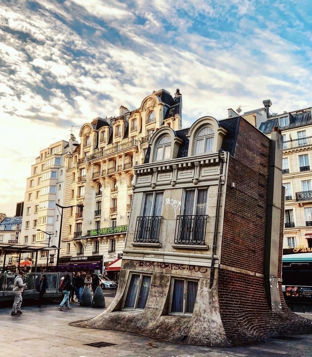 Paris/ Ndërtesa e përkulur pranë Gare du Nord