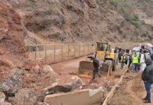 Aksi Librazhd-Qafë Thanë bllokohet nga rrëshqitja e dherave dhe gurëve, policia apel për shmangie të qarkullimit