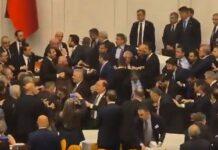 VIDEO/ Tensione në parlamentin turk, përleshje midis deputetëve gjatë betimit të dy ministrave