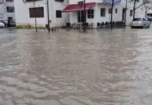 Rikthehen përmbytjet në Durrës, rrugët te zona e stadiumit kthehen në ‘lumenj’