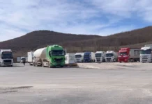 Dhjetëra kamionë të bllokuar në Qafë Thanë, gjendet zgjidhja për mbërritjen e tyre në destinacion
