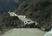 Masive shkëmbore shkëputen nga mali/ U ndërtua nga “Salillari”, çahet asfalti i aksit Përmet-Skrapar, hyrja në qytet e bllokuar prej 3 orësh