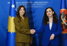 Vjosa Osmani i dorëzon Albulena Haxhiut detyrën e Presidentes