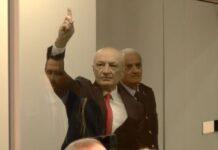 Dalja e tij e parë publike pas arrestimit, Meta shfaqet pas kafazit prej xhami