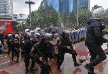 “Luftë civile” në selinë e Partisë Republikane Popullore, policia ndërhyn me gaz lotsjellës dhe plumba gome