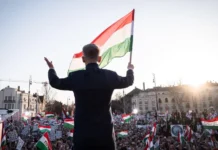 Qeveria e Hungarisë do të ndryshojë kushtetutën për të lejuar shkarkimin e presidentit