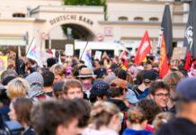 Mijëra protestues bllokojnë rrugët drejt kongresit të AfD në Gjermani, rritet tensioni politik në prag të zgjedhjeve