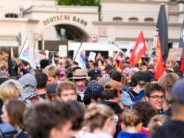 Mijëra protestues bllokojnë rrugët drejt kongresit të AfD në Gjermani, rritet tensioni politik në prag të zgjedhjeve