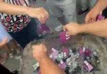 Protesta në Poliçan, banorët i vënë flakën teserave të PS