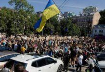 Zelensky-t shkakton zemërim në Ukrainë/ Shkarkoi ministrin e Mbrojtjes, ‘vlojnë’ protestat në disa qytete