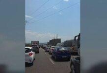 Radhët kilometrike të trafikut në aksin Tiranë–Elbasan, “Google Maps” e heq si opsion kalimi autostradën