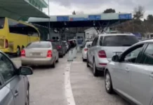 Radhë kilometrike në Kakavijë, qytetarët bllokohen në temperatura të larta, pala greke punon me ritme të ngadalta