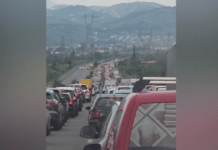 Trafik kilometrik në aksin Tiranë-Elbasan/ Mijëra qytetarë bllokohen në dalje të autostradës