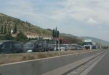 Automjetet në radhë kilometrike, trafik i rënduar në aksin Tiranë-Elbasan