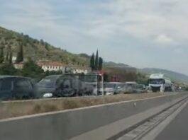 Automjetet në radhë kilometrike, trafik i rënduar në aksin Tiranë-Elbasan