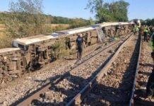Angli/ Treni me 150 pasagjerë del nga shinat dhe përmbyset në anë të rrugës