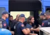 “Sokrat, jemi këtu o shpirt”/ Autori i vrasjes së portugezit i rrethuar nga policia, familjarët “shpërthejnë” kur mbërrin në gjykatë
