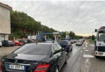 Dhërmiu ‘paralizohet’ nga trafiku/ Rëndohet situata, kolona të gjata automjetesh bllokojnë qarkullimin