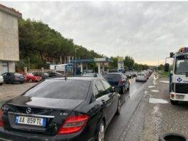 Dhërmiu ‘paralizohet’ nga trafiku/ Rëndohet situata, kolona të gjata automjetesh bllokojnë qarkullimin