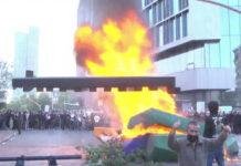 Vijojnë tensionet/ Protestuesit djegin stolat e vendosura në qendër