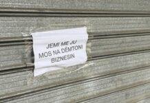 “Ne jemi me ju, mos na dëmtoni”, bizneset në Tiranë vendosin letra në dyqane për t’u mbrojtur nga protestuesit