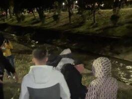 (Video)Protestuesit hedhin në Lanë deputetin e PD, Klevis Balliu