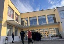 Akademia e Sigurisë kthehet në fjetore për motoristët emigrantë të shpërndarjes së picave, Ilirjan Mandro përgatit brezin e ri të policëve që do të dhunojnë protestuesit
