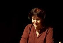 Vepra teatrore “Nëna” në skenë, një rrëfim mes së shkuarës dhe së tashmes, ku kujtimet rikthejnë histori të pathëna dhe të vërteta të fshehura prej kohësh