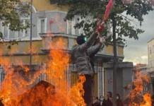 ‘Ndizet’ protesta/ Pas përplasjeve dhe tensioneve me demokratët, protestuesit u vënë flakën koshave të mbeturinave