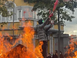 ‘Ndizet’ protesta/ Pas përplasjeve dhe tensioneve me demokratët, protestuesit u vënë flakën koshave të mbeturinave