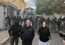Protestuesja maskohet si Balluku, bën fotografi para kordonit të policisë në krah me ‘Edi Ramën’